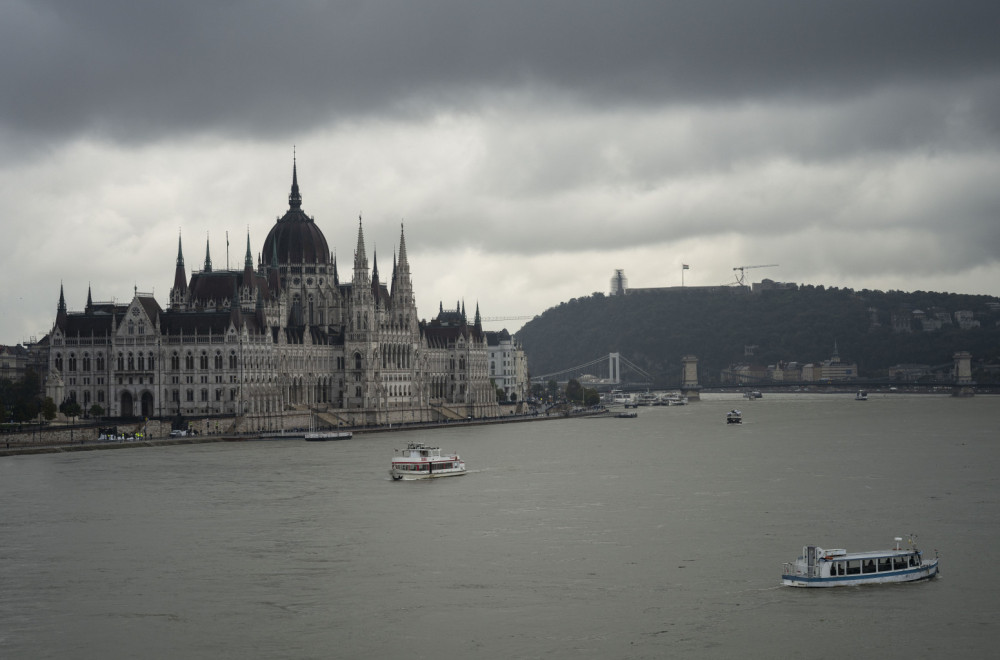 Potop u Budimpešti: Dunav se izlio, voda stigla do zgrade parlamenta VIDEO