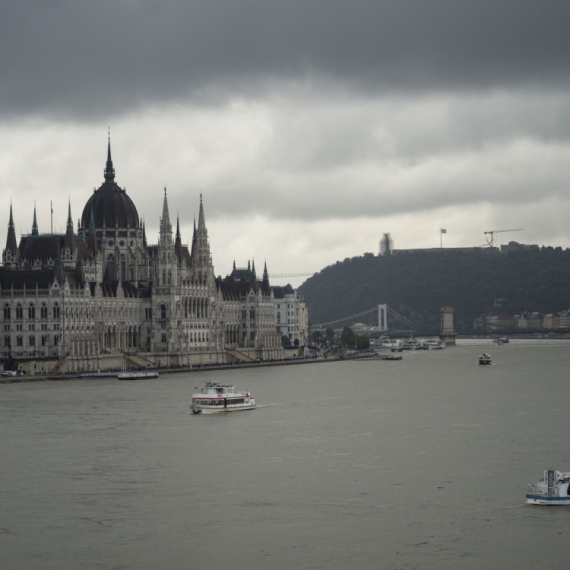 Potop u Budimpešti: Dunav se izlio, voda stigla do zgrade parlamenta VIDEO