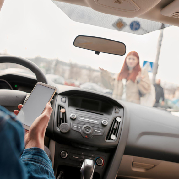 Zbog sistema pomoći u automobilu vozači sve više "vise" na smartfonu