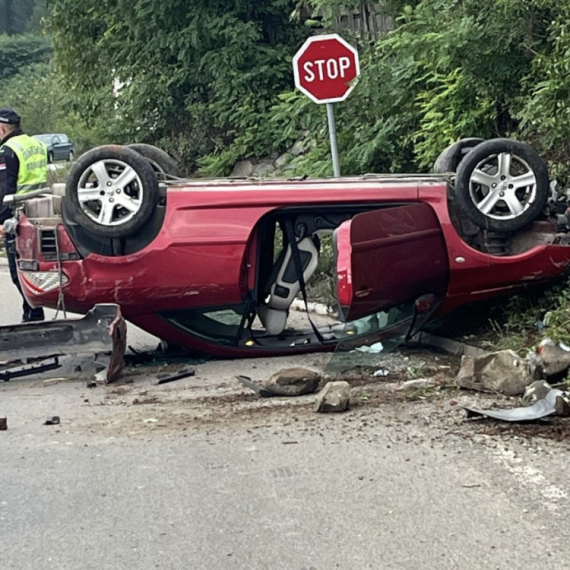 Automobil sleteo sa puta i prevrnuo se na krov: Dve osobe povređene FOTO