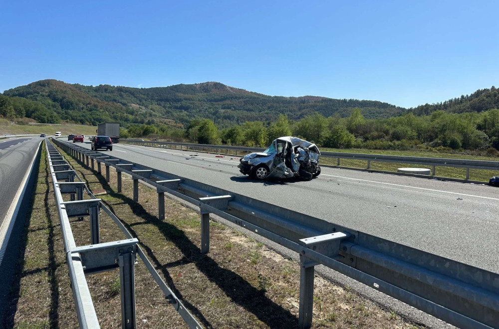 Prve slike udesa u Brđanima: Nema poginulih, auto zgužvan kao papir FOTO