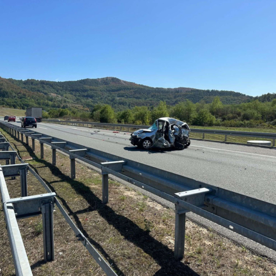 Prve slike udesa u Brđanima: Nema poginulih, auto zgužvan kao papir FOTO