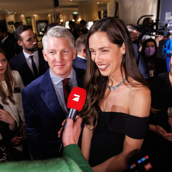 Šljokice i glamur za Berlin na kolenima: Ana Ivanović posle bavarske nošnje ponela ovu haljinu FOTO