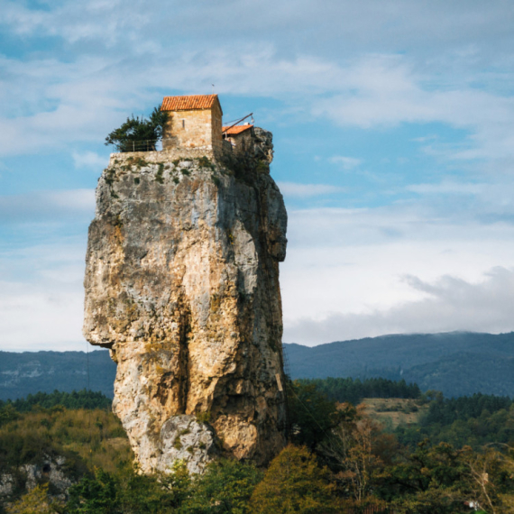 Manastir u oblacima, turistička destinacija koja postaje atrakcija FOTO