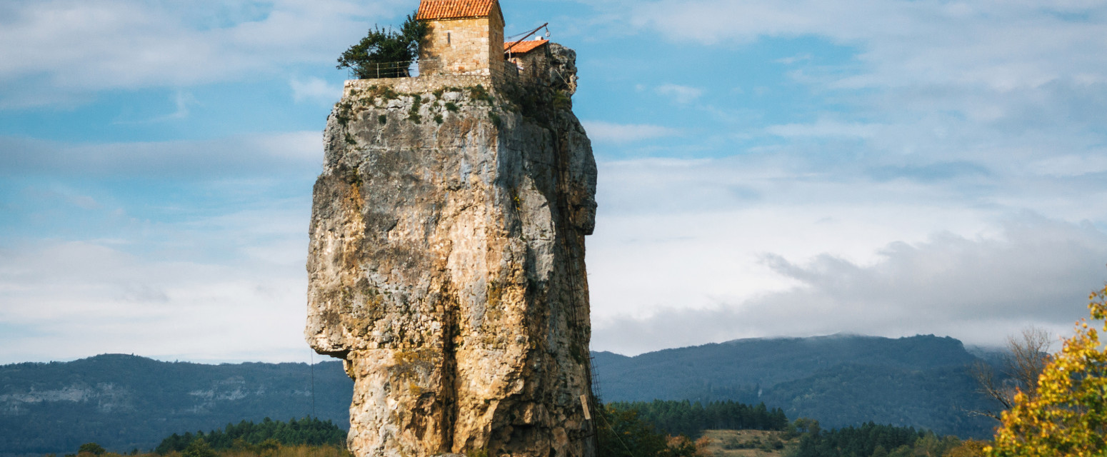 Manastir u oblacima, turistička destinacija koja postaje atrakcija FOTO