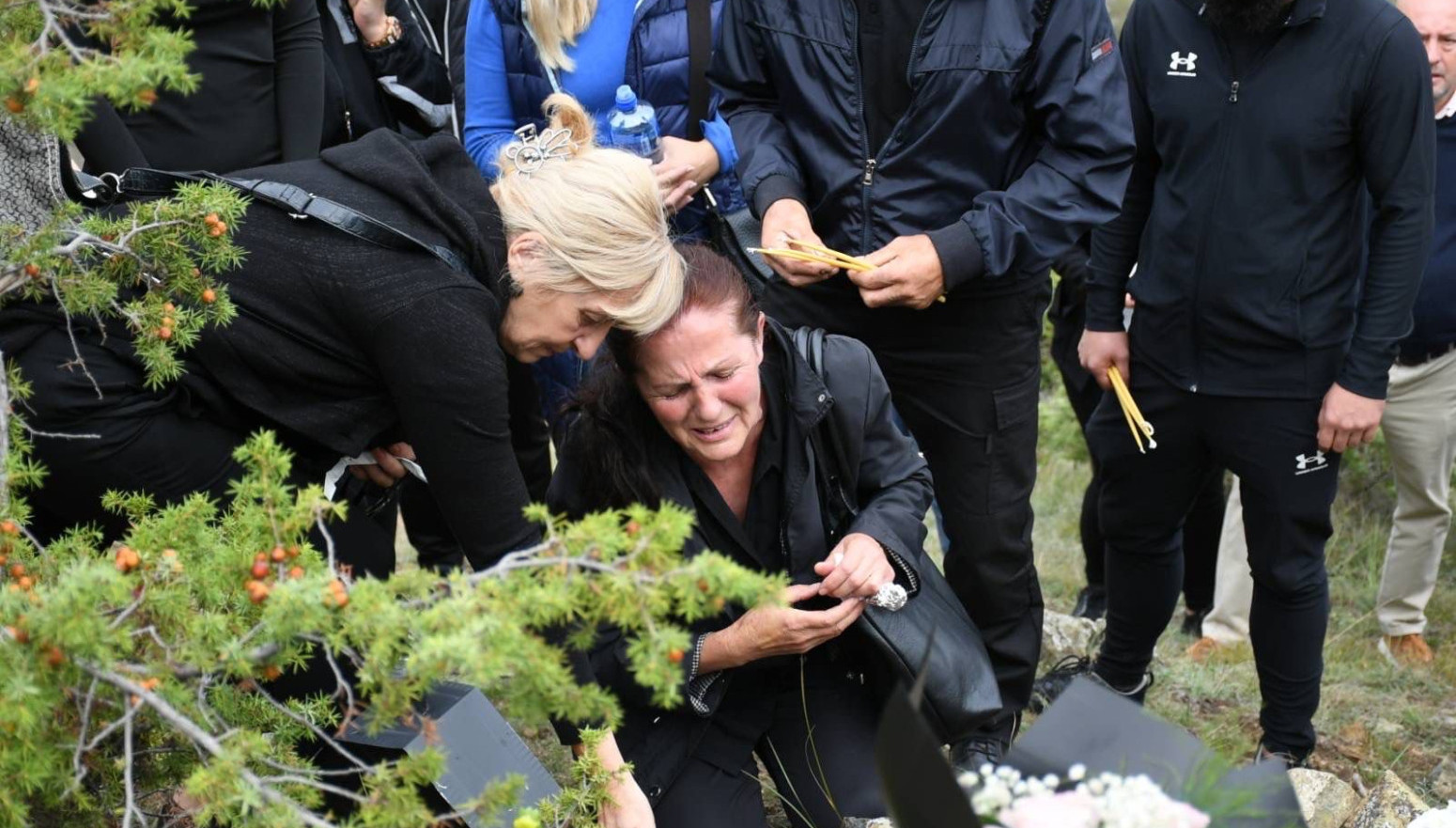 Porodica i prijatelji okupili su se na mestu gde je ubijen Stefan Nedeljković FOTO