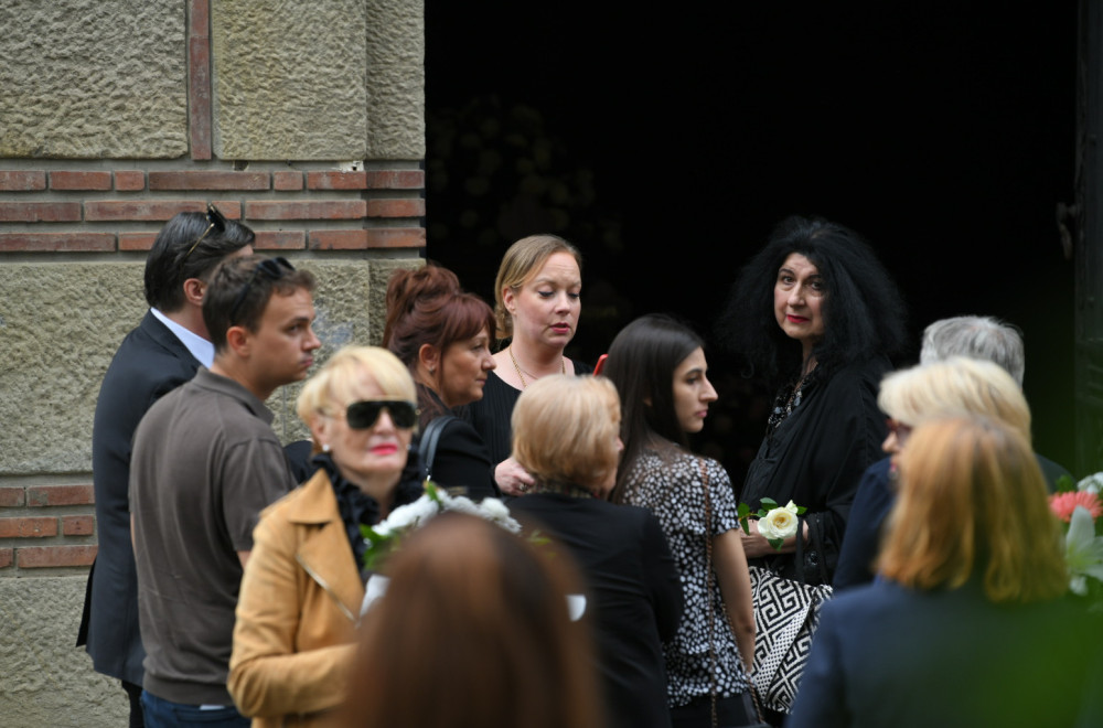 Sahrana Radmile Živković: Ćerka uplakana miluje umrlicu FOTO