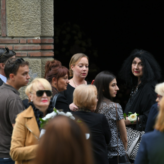 Sahrana Radmile Živković: Ćerka uplakana miluje umrlicu FOTO