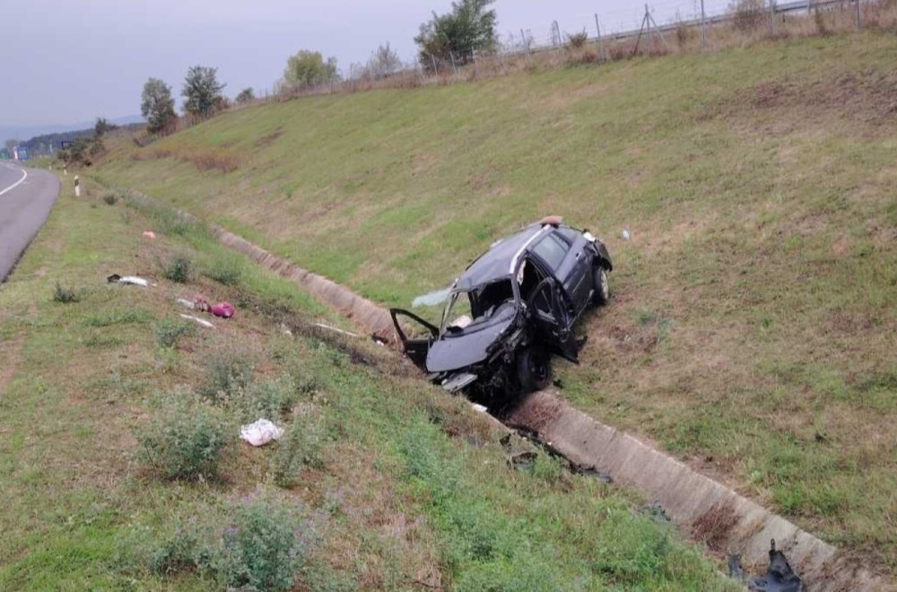 Još jedan stravičan udes: Otac poginuo, majka i dete teško povređeni