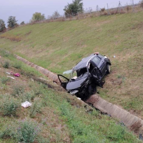 Još jedan stravičan udes: Otac poginuo, majka i dete teško povređeni