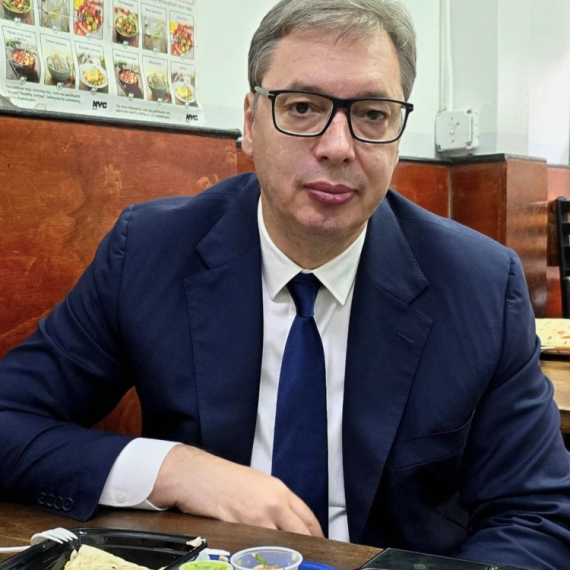 Oglasio se Vučić: Kažu da su ove tortilje ljute da Bog sačuva, ali nisu Meksikanci još bili u Leskovcu FOTO