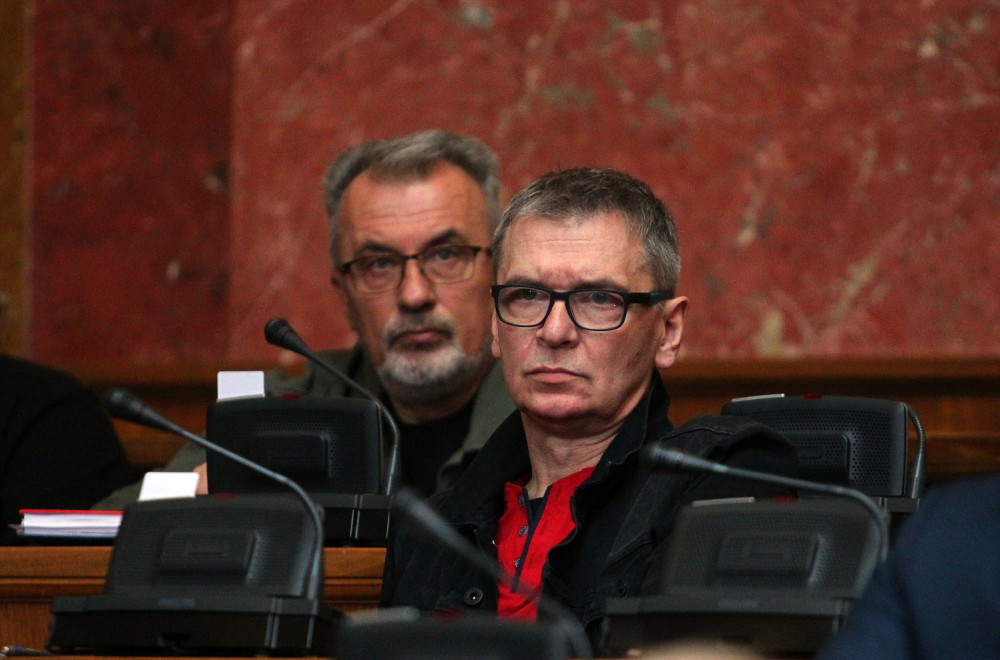 Skandalozno ponašanje u Skupštini: Ćuta prekinuo konferenciju za medije Ane Brnabić VIDEO