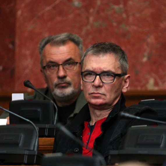 Skandalozno ponašanje u Skupštini: Ćuta prekinuo konferenciju za medije Ane Brnabić VIDEO