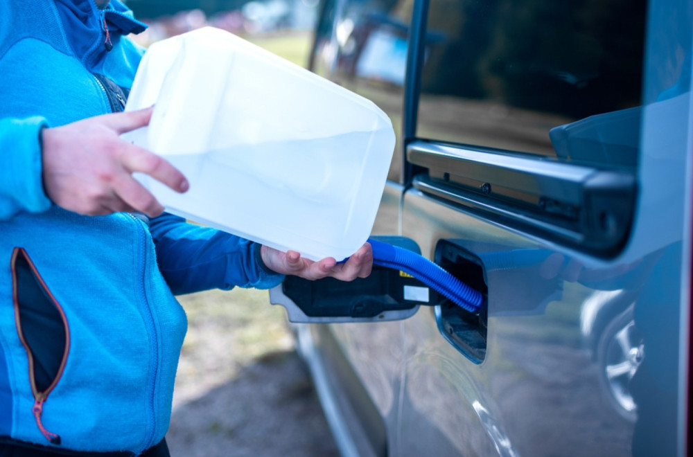 Opasno za vas, opasno za kola: Šta da radite ako vam se prospe AdBlue