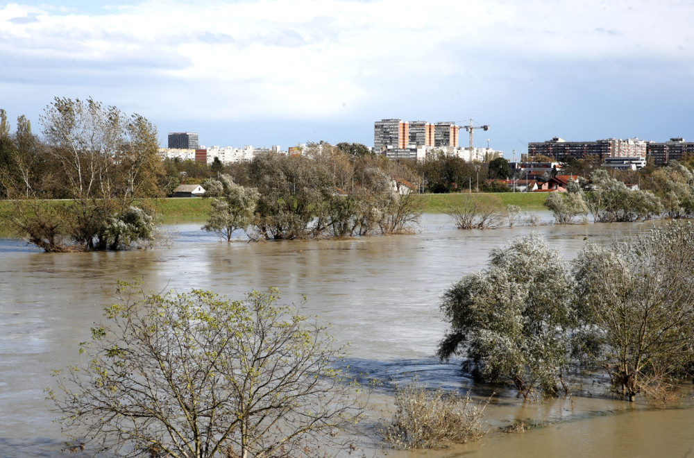 Sava se izlila iz korita; Vodostaj raste, stiglo hitno upozorenje FOTO