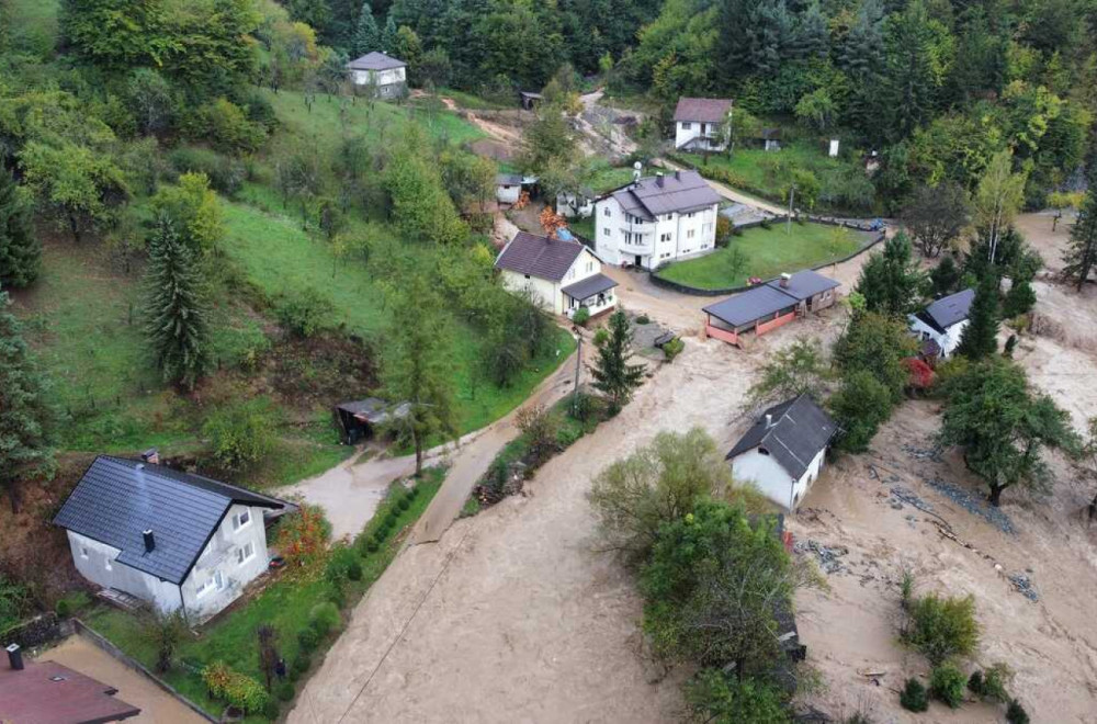 Potop: Sve se ruši, ima i mrtvih; "Ne krećite se ulicama ni peške ni u vozilima" FOTO/VIDEO