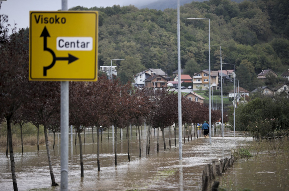 Potresan snimak iz Visokog: Dečaka uplakanog nosili na ramenima, a deku u buretu VIDEO