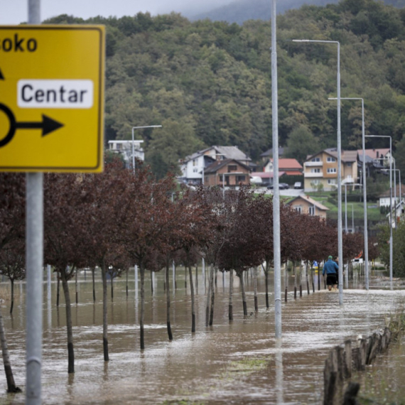 Potresan snimak iz Visokog: Dečaka uplakanog nosili na ramenima, a deku u buretu VIDEO