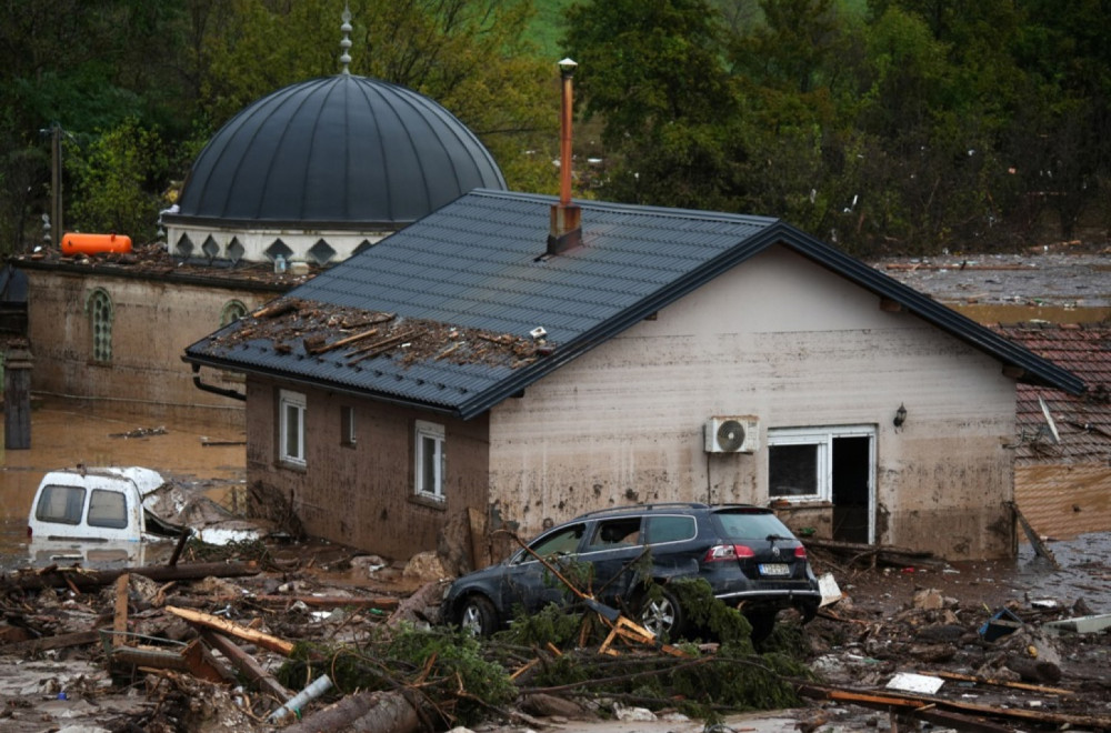 Razorena čitava mesta; Poginula trudnica; Spasioci golim rukama kopaju ruševine FOTO/VIDEO