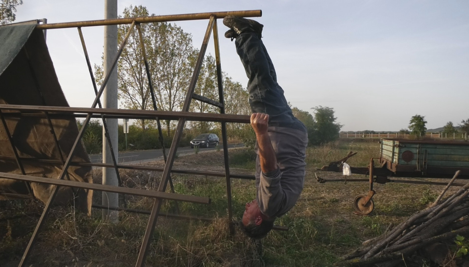 Visi naopačke sa bandere, radi salto na velikim visinama, a ima 70 godina FOTO