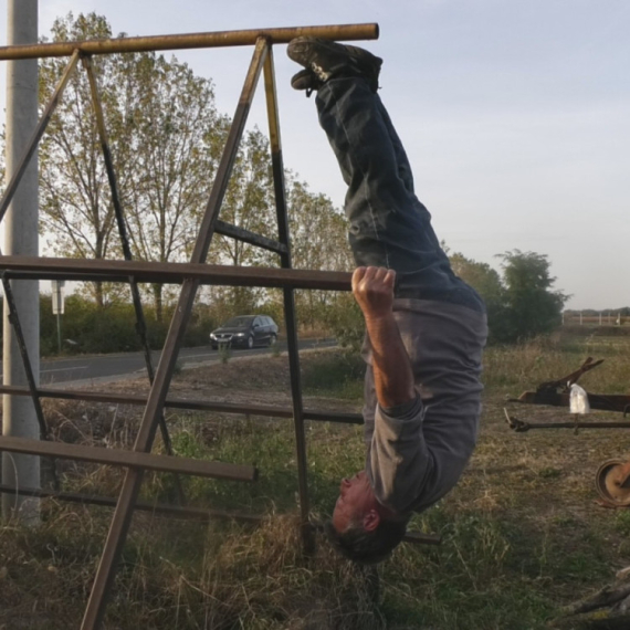 Visi naopačke sa bandere, radi salto na velikim visinama, a ima 70 godina FOTO