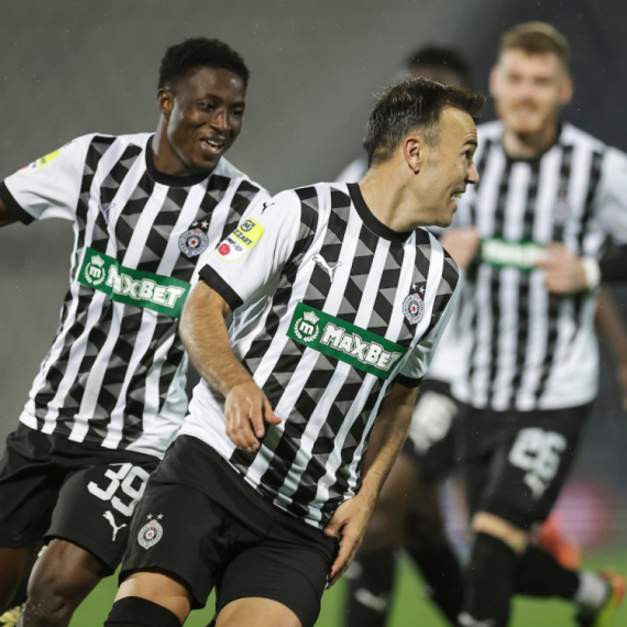 Partizan pred praznim tribinama u Novom Pazaru