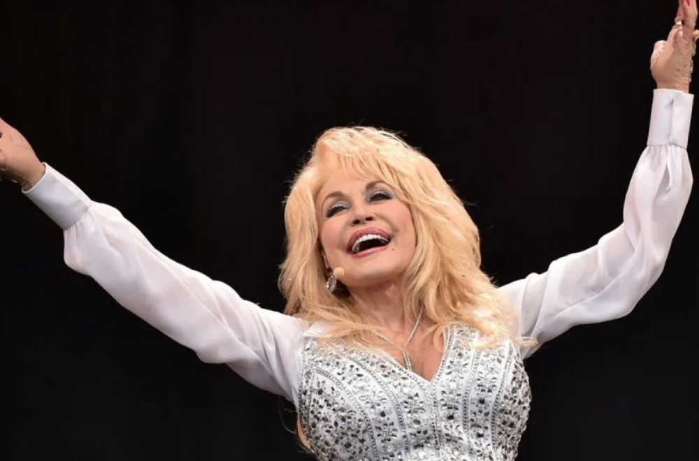 Američka kantautorka Doli Parton najavila pomoć od milion dolara za saniranje posledica od uragana Helene