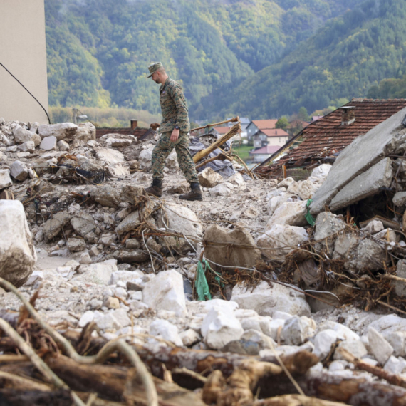 Sektor za vanredne situacije MUP-a Srbije je u BiH: 40 ljudi, 12 vozila i dva tegljača traže nestale VIDEO