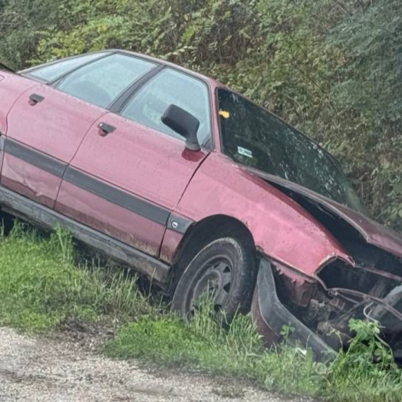 Izgubio kontrolu nad volanom, pa završio u kanalu