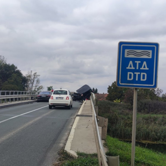 Karambol kod Bačkog Petrovca: Automobil visio sa mosta; Poginula žena, deca povređena FOTO