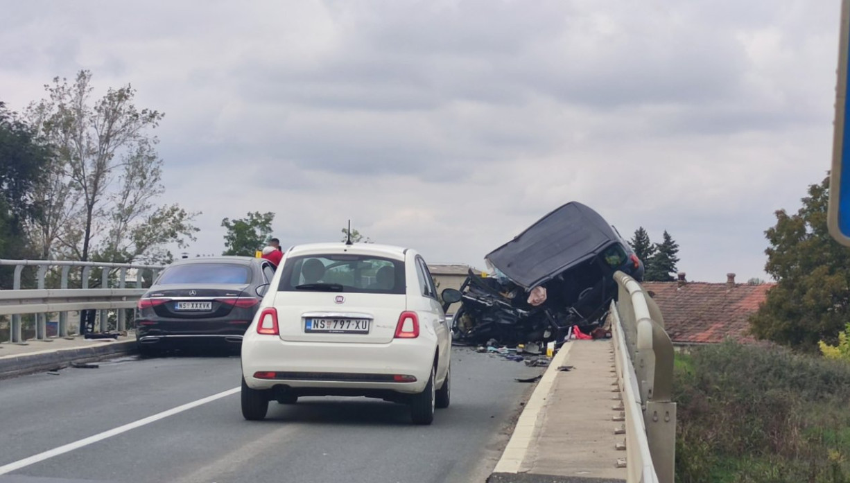 Karambol kod Bačkog Petrovca: Automobil visio sa mosta; Poginula žena, povređene tri devojčice FOTO