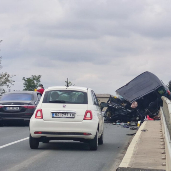 Karambol kod Bačkog Petrovca: Automobil visio sa mosta; Poginula žena, povređene tri devojčice FOTO