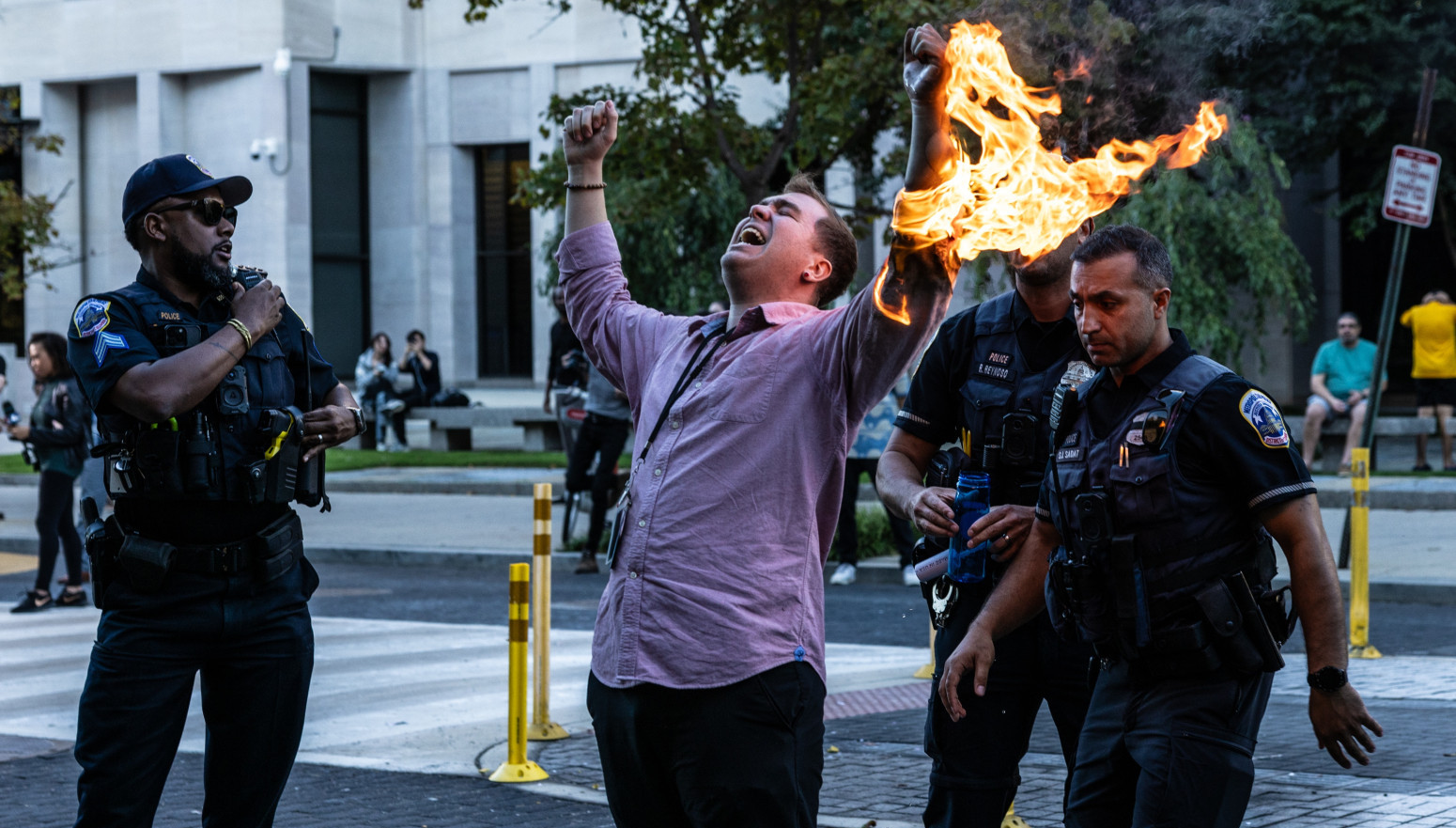 Muškarac se zapalio tokom protesta