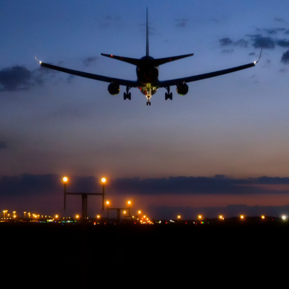 Neverovatan prizor iznad Bejruta obilazi svet: Srpski avion evakuisao građane u trenutku napada FOTO