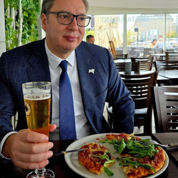 Vučić in Hamburg: "Waiting for a bilateral meeting with Scholz. Pizza is decent, and the beer is top" PHOT