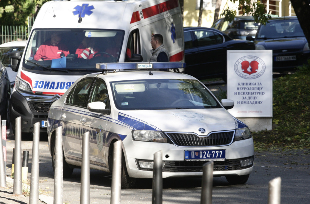 Živi zid, paravan, crni džip, kapuljača, kačket i kola Hitne pomoći