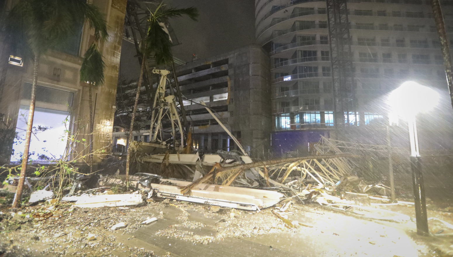 Terrifying: This is the moment the hurricane hits Florida VIDEO