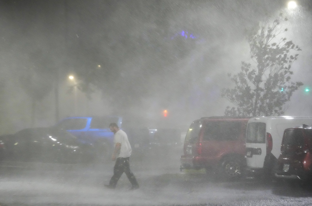 Potresni snimci stižu sa Floride: Ljudi na telu pišu imena u slučaju da poginu, majke se već opraštaju od dece