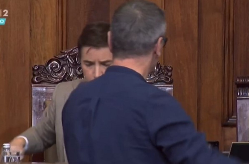 Ćuta kao da je u kafani prišao Ani Brnabić, ali je pobegao nakon odlučnog poteza predsednice Skupštine VIDEO