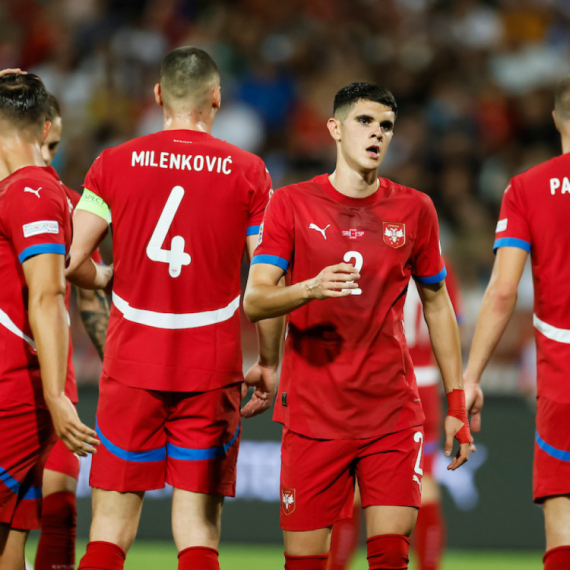 Ispred stadiona tuča, na njemu zvižduci za Džaku i Švajcarce VIDEO