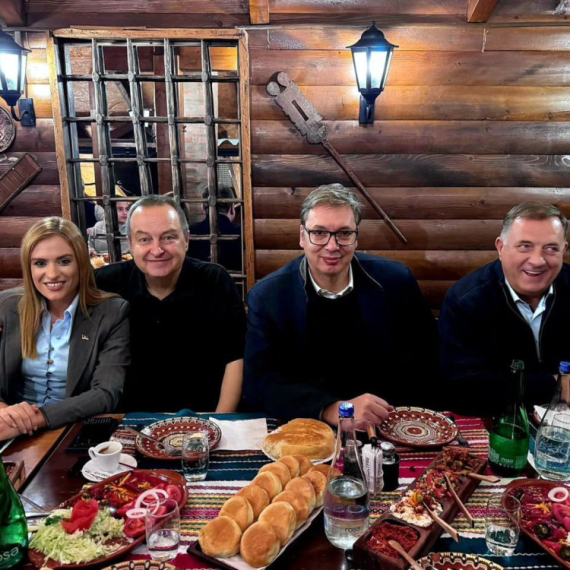 Vučić objavio fotografiju sa "visinskih priprema": Mi će savladamo ovu spržu i sve ostalo... FOTO