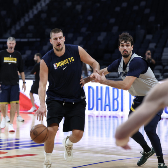 Dok čeka NBA, Jokić otišao na hokej VIDEO