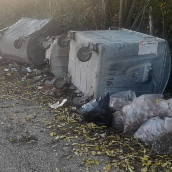 Uništeno čačansko groblje: Nepoznati počinioci napravili haos FOTO