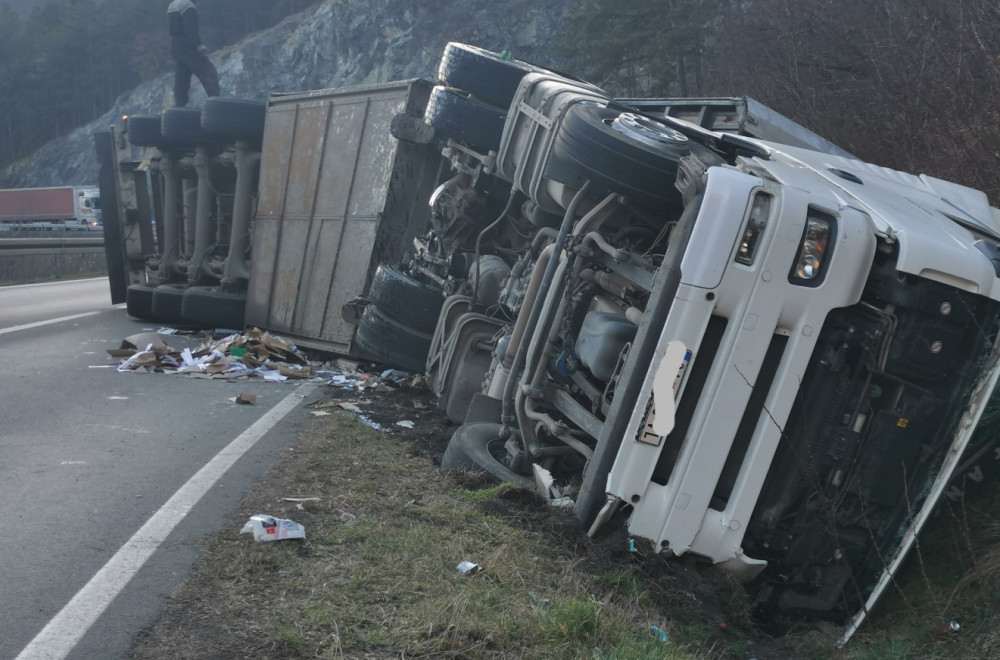 Teška saobraćajna nezgoda kod Kragujevca: Prevrnulo se teretno vozilo; Otežan saobraćaj FOTO