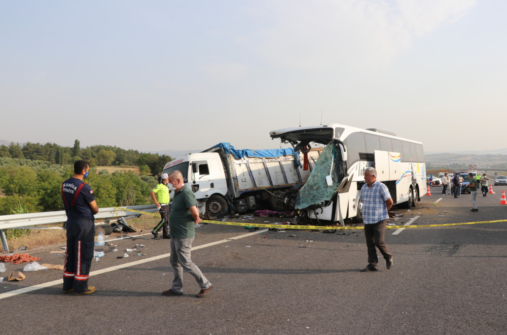 A bus full of tourists overturned; Six dead, investigation underway PHOTO/VIDEO