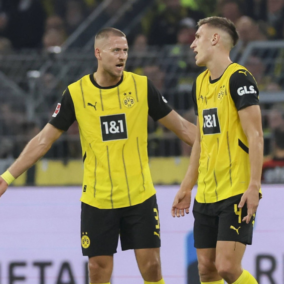 Dortmund se mučio protiv fenjeraša ali uzeo tri boda