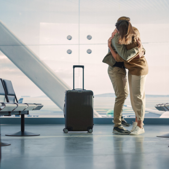 Ograničava se grljenje na ovom aerodromu: Potez izazvao burne reakcije u svetu