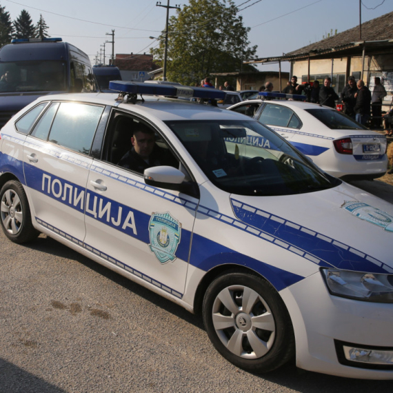 Hapšenje u Novom Sadu: Policija mu u automobilu pronašla pravo bogatstvo, sumnja se na "pranje" novca