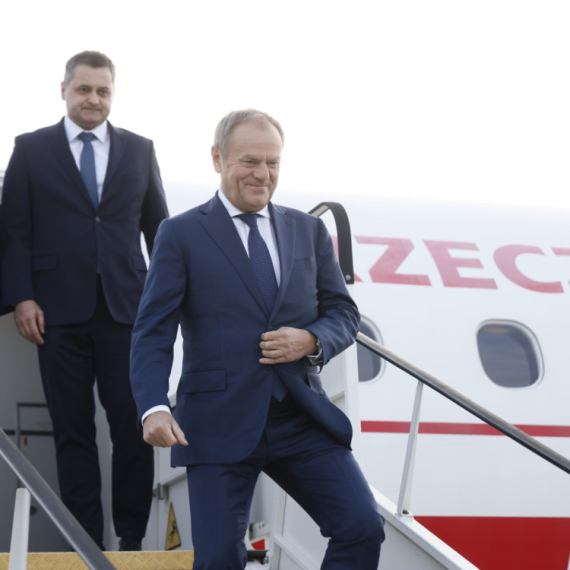 Tusk stigao u Srbiju; Na aerodromu ga dočekao Vučević FOTO