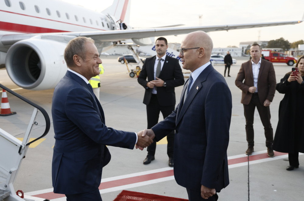 Tusk stigao u Srbiju; Na aerodromu ga dočekao Vučević FOTO